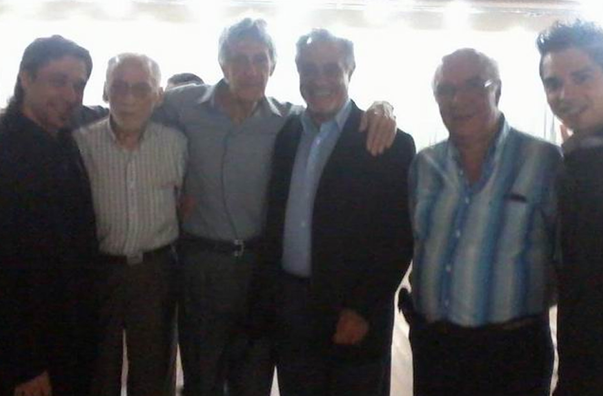 Walter Deleón (también conocido como Walter Luis Deleón), creativo, músico, comediante, escritor, poeta, guionista, dramaturgo argentino