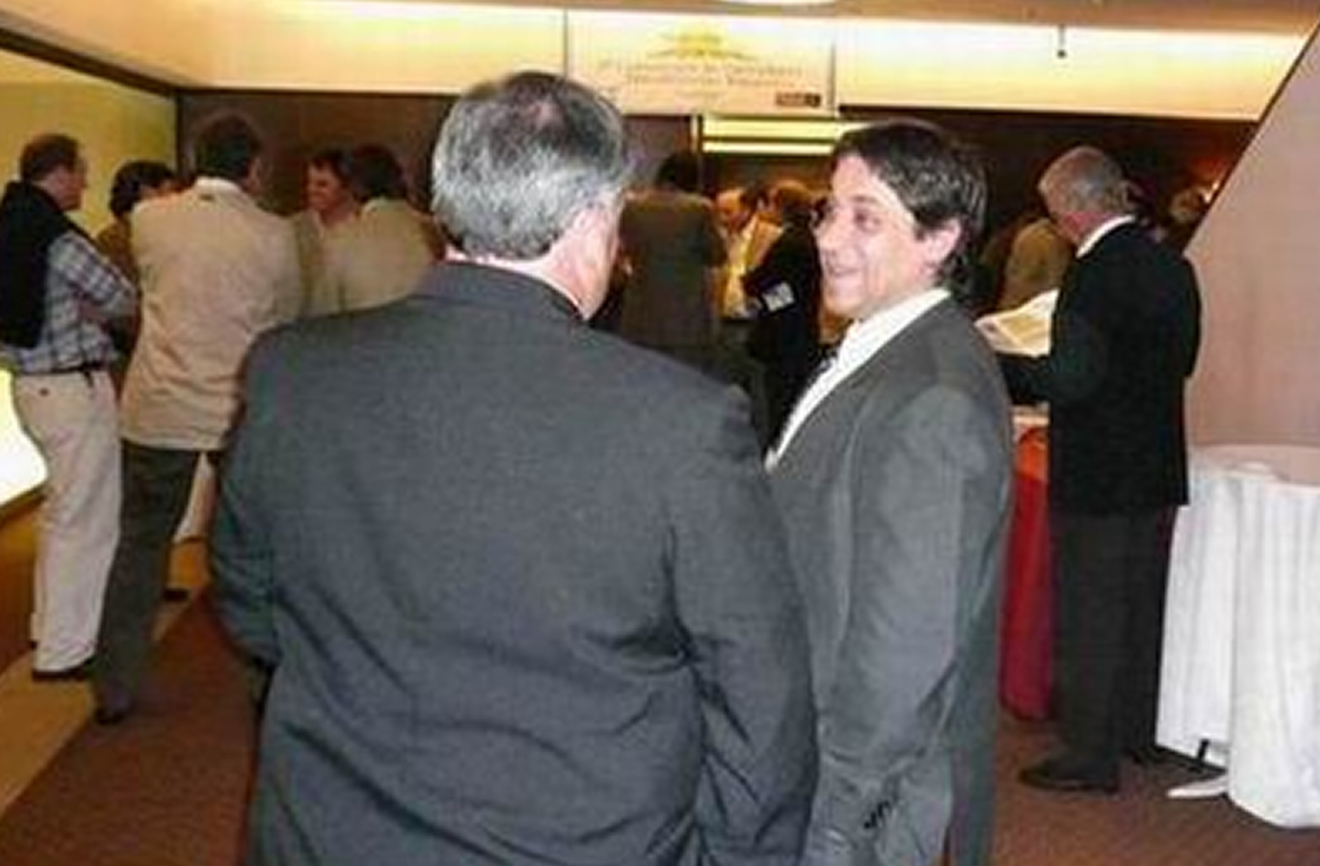 Walter Deleón (también conocido como Walter Luis Deleón), creativo, músico, comediante, escritor, poeta, guionista, dramaturgo argentino