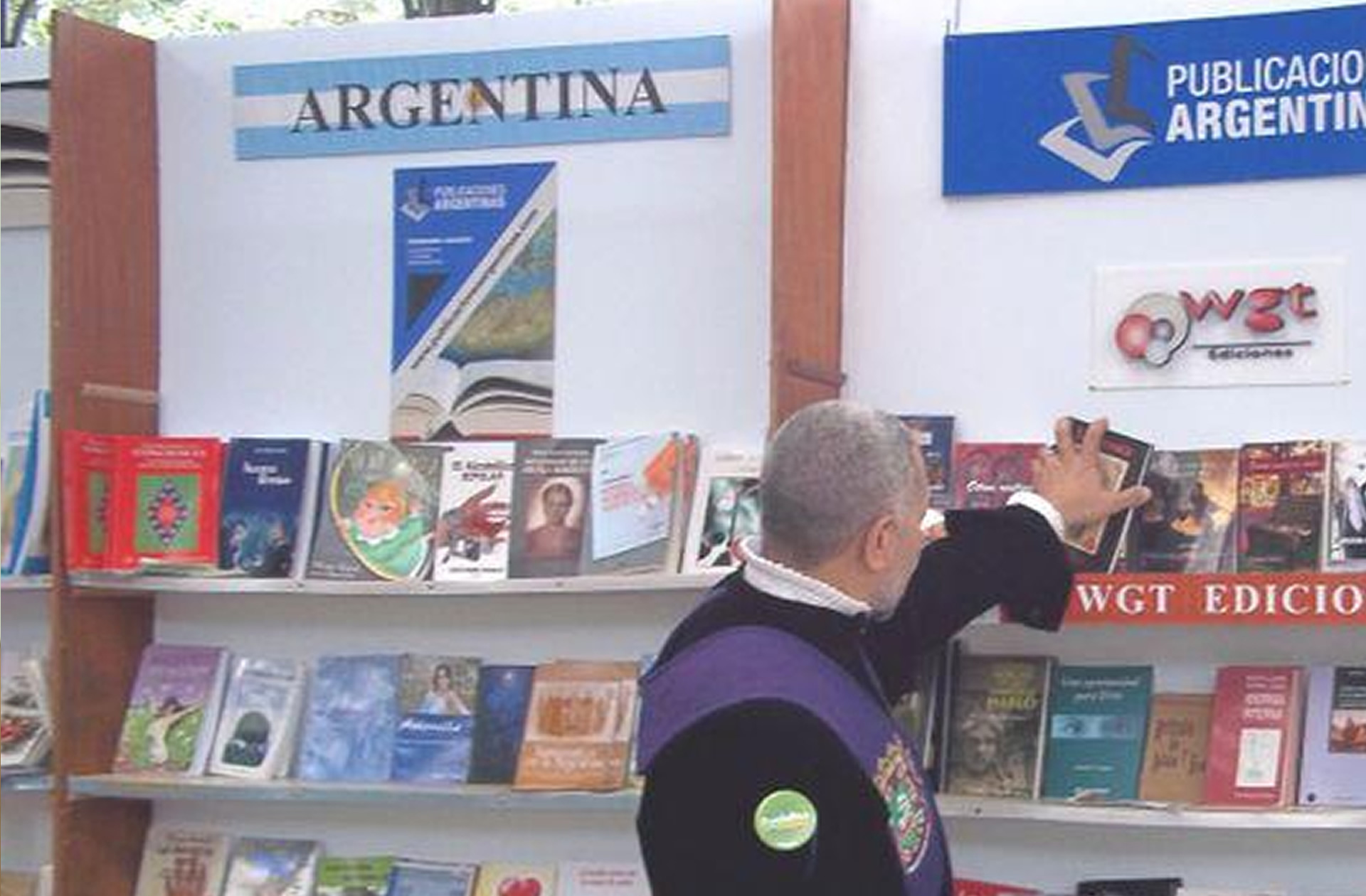 Walter Deleón (también conocido como Walter Luis Deleón), escritor, poeta, guionista, dramaturgo argentino