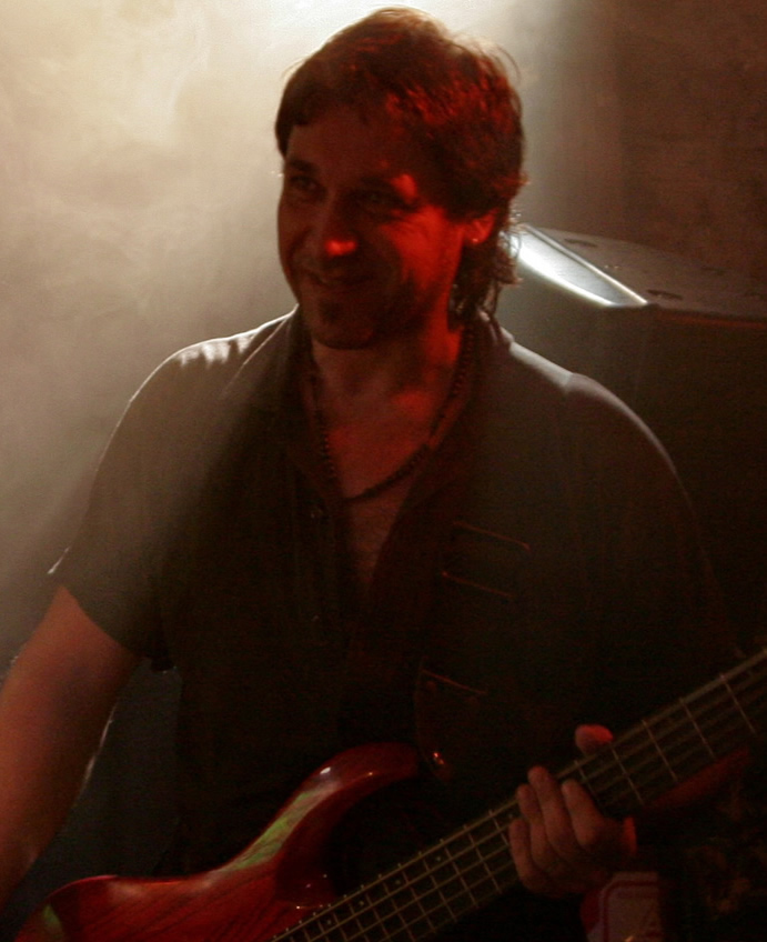 Walter Deleón (también conocido como Walter Luis Deleón), artista multifacético argentino